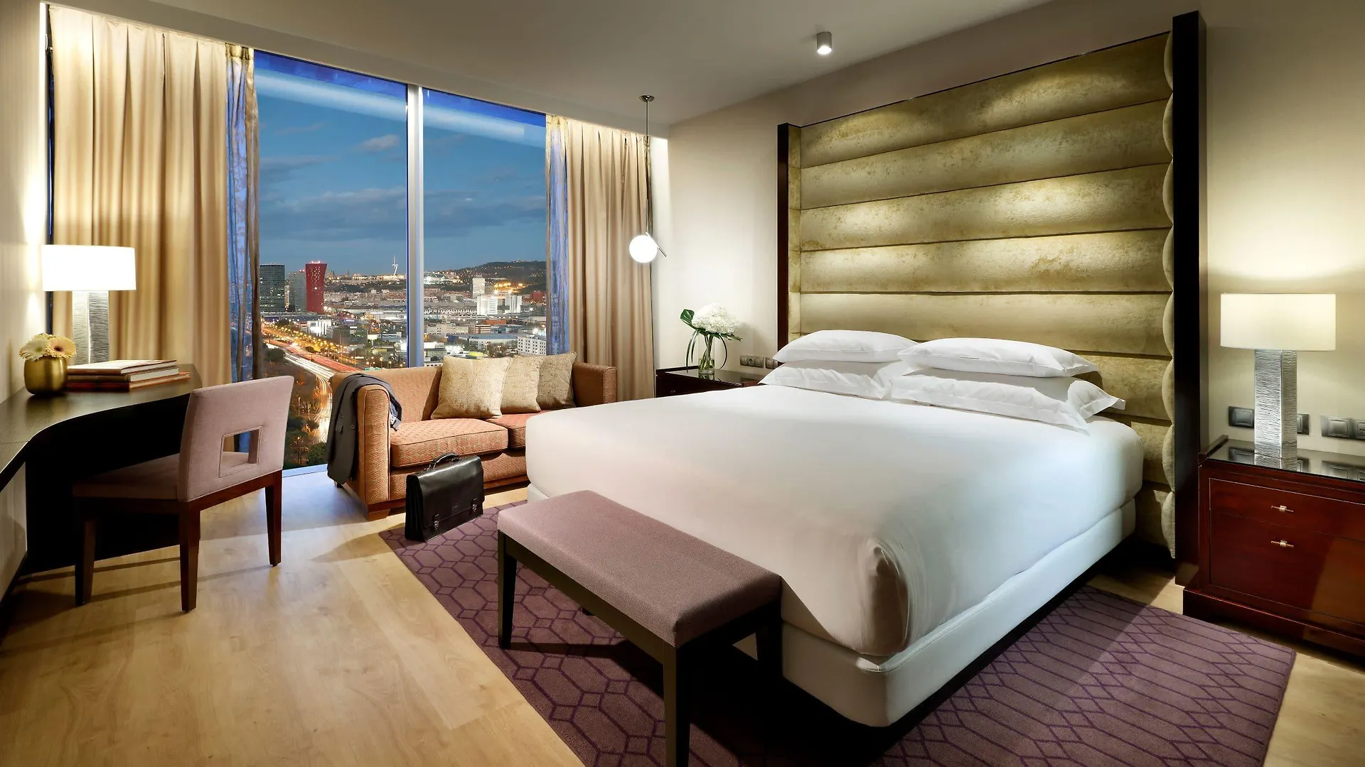 فندق Hyatt Regency Barcelona Tower لوسبيتاليت دي يوبريغات 5*,